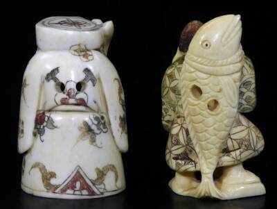 Various Japanese Taisho period netsuke, to include figure of a standing gentleman holding staff, 6cm H, etc. (9) - 15