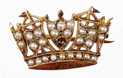 A 9ct gold crown brooch, with seed pearl set design (AF), on a small bar back, 2cm W, 3g all in.