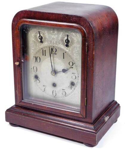 An Edwardian mahogany cased bracket clock, the domed case on a stepped base terminating in compressed bun feet, revealing a tooled dial with 14cm Dia. Arabic chapter ring, slow/fast feature, chime/silent feature and three winding holes, quarter striking w