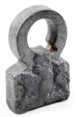 An 18thC iron wool weight, of shaped form, with a ring top and rectangular base, raised with an emblem, 15cm H.