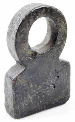 An 18thC iron wool weight, of shaped form, with a ring top and rectangular base, raised with an emblem, 15cm H. - 2