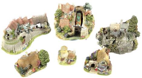 Various Lilliput Lane cottages, groups etc., Tranquil Waterways 9cm H, Gold Hill Shaftesbury battery operated etc. (6)