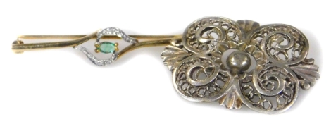 Two modern brooches, comprising a silver filigree design of four point design, 3.5cm wide, and a modern gold plated swirl design bar brooch. (2)