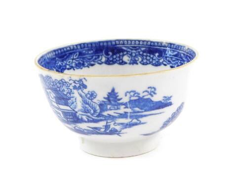 A late 18thC porcelain tea bowl, chinoiserie decoration with landscapes, 8.5cm Dia.