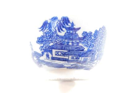 A late 18thC porcelain tea bowl, chinoiserie decoration with landscapes, 8.5cm Dia. - 3