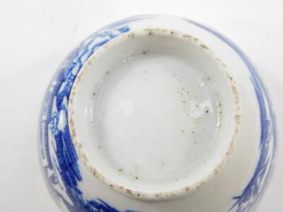 A late 18thC porcelain tea bowl, chinoiserie decoration with landscapes, 8.5cm Dia. - 4