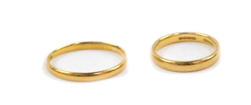 Two 22ct gold wedding bands, sizes R and K, 5.1g.