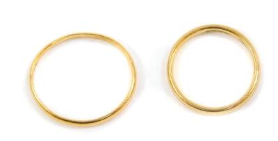 Two 22ct gold wedding bands, sizes R and K, 5.1g. - 2