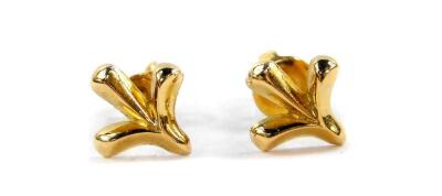 A pair of 18ct trefoil stud earrings, 2.5g.