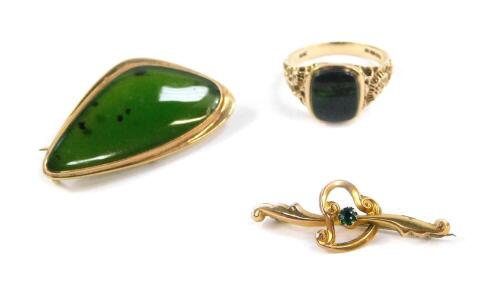 A gentleman's 9ct gold and blood stone set signet ring, size V, 9ct gold and jade brooch of abstract form, and a Victorian 9ct gold and gem set heart shaped brooch, 12.6g.