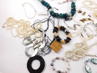 Silver and costume jewellery, including cuff links, simulated pearls, pins, bangles, rings, etc. (qty) - 2