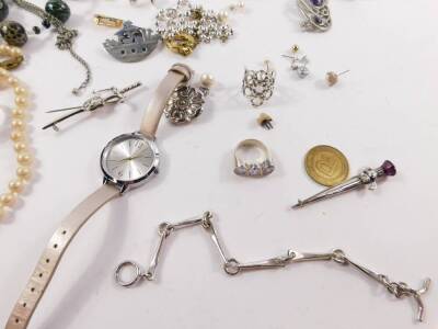 Silver and costume jewellery, including rings, brooches, earrings, dress wristwatches and beads. (qty) - 4