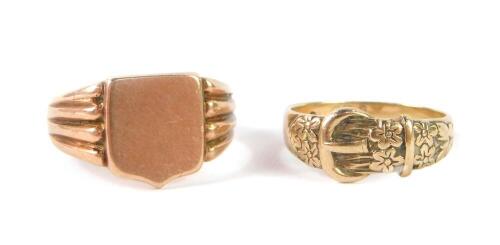 A 9ct rose gold gentleman's shield shape signet ring, size U, together with a 9ct gold belt and buckle, size P, 9.2g. (2)