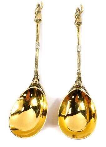 A pair of Victorian silver gilt apostle serving spoons, Henry Holland, London 1864, 3.43oz.