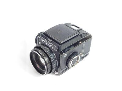 A Zenza Bronica EC camera, with a Zenzanon 1:4F=40mm lens, serial number CB322644, together with a further Zenza Bronica camera, serial number CB172091, flash and further accessories, cased. - 2