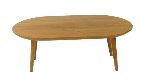 An Ercol style oak occasional table, the oval top raised on four turned outswept legs, 41cm H, 105cm W, 61cm D.