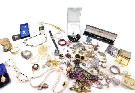 Silver and costume jewellery, including necklaces, brooches, dress wristwatches, earrings and rings. (qty)