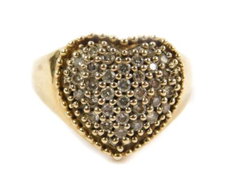 A 9ct gold diamond and heart shaped cluster ring, size M/N, 5.9g.