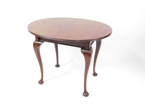 A Victorian mahogany occasional table, with a fluted oval top, raised on cabriole legs, 73.5cm H, 95cm W, 77cm D.