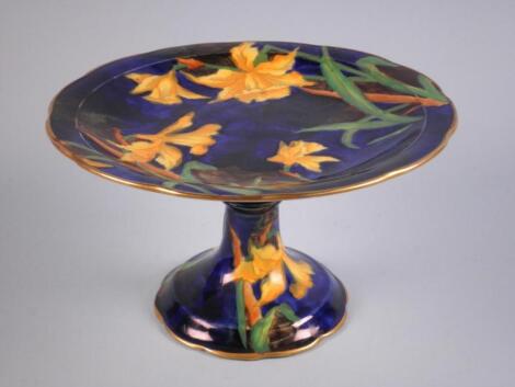 A Hancock transfer printed and painted tazza decorated with daffodils