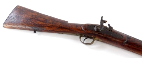 A 19thC percussion Enfield type rifle, with elm stock, associated round rod, brass mounts, unsigned, 120cm L.