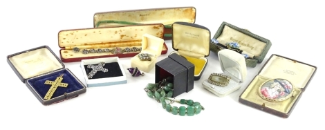 Various costume jewellery, to include silver pendant and chain, two steel crucifix pendants, floral posy group, portrait brooch, marcasite bracelet, Wedgwood brooch, imitation jade necklace and bracelet, etc. (1 tray)