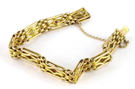 A 9ct gold gate bracelet, circa 15g.