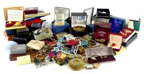 A quantity of modern costume jewellery and effects, to include modern pendants and chains, beaded necklaces, brooches, wristwatches, stone set jewellery, etc. (1 tray)