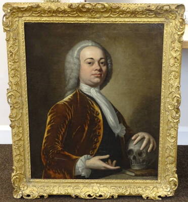 18th/19th School. Half length portrait of a gentleman with wig, silk scarf and gold jacket holding a skull, oil on canvas. - 2