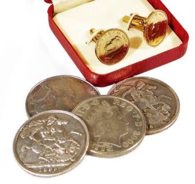 A Queen Victoria crown 1889, another 1899, 1906 American silver dollar, Queen Elizabeth The Queen Mother commemorative five pound note and two farthing cuff links, 3cm W, in fitted case. (a quantity)