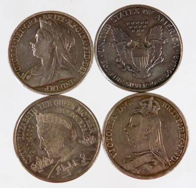 A Queen Victoria crown 1889, another 1899, 1906 American silver dollar, Queen Elizabeth The Queen Mother commemorative five pound note and two farthing cuff links, 3cm W, in fitted case. (a quantity) - 3