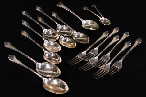 A George V silver part cutlery set, Onslow pattern, to include spoons, Sheffield 1930, 17cm W, two further collectors' spoons and another 19thC example, 25½oz all in.