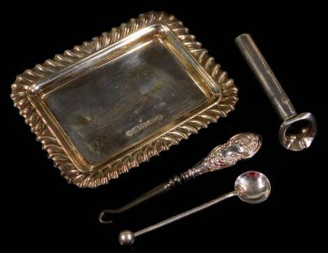 Various small silver, to include button hook, teaspoon, tray, marked 925, with gadrooned border, 9cm W, etc. 1oz all in. (4)