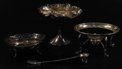 Various silver plated ware, to include a spirit kettle on stand, 28cm H, part service, serving dishes, etc. (a quantity) - 2