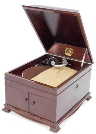 A mid 20thC HMV table top gramophone, in domed case with baize lined turntable, 26cm Dia. and front opening cupboards, on compressed stylized bracket feet, 36cm H, 40cm W, 55cm D.