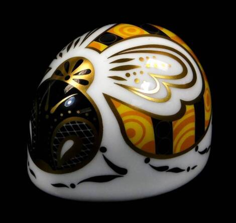 A Royal Crown Derby bumble bee paperweight ornament, with gilt stopper, dated 2015, 5cm H. (boxed)