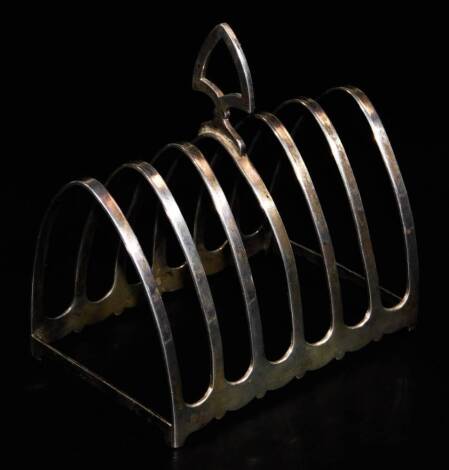 A George VI silver toast rack, with shield shaped handle and six mitre shaped sections, Birmingham 1944, 12cm W, 3½oz.