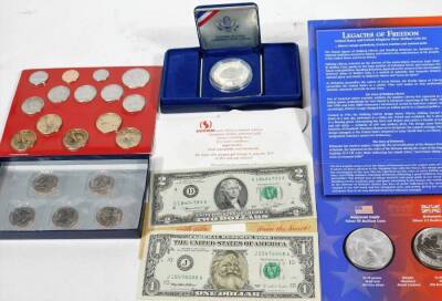 A 1987 United States Constitution coin proof silver dollar, in outer case with packaging and paperwork, an American dollar J15476008A and a two dollar D18404793A note, a blister set of 2011 United States Mint Uncirculated coins, commemorative quarter dol