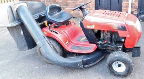 A MTD RS125/96 ride on tractor lawnmower, with attached grass box, in red.