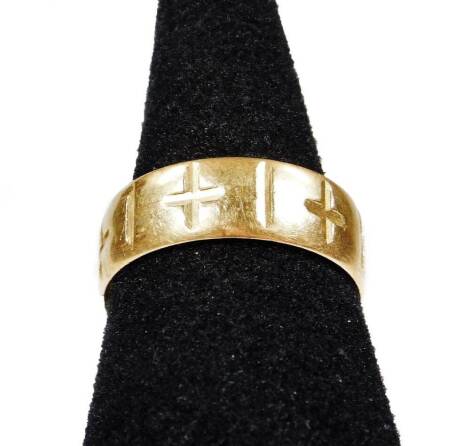 An 18ct gold wedding band, of etched design with crossed, ring size R½, 4.2g.