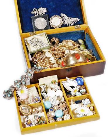 A jewellery box and contents, comprising clip on earrings, brooches, faux pearl necklace, silver plated Eastern bracelet, etc. (1 box)