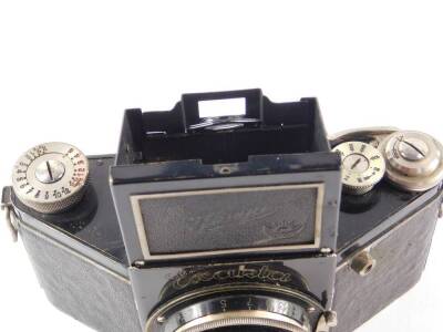 An Ihagee Exakta Model B camera, No 422266, with a Carl Zeiss 50mm F2:2.3 lens, No 1547458, leather cased. - 3