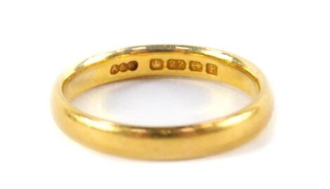 A 22ct gold wedding band, size K, 3.3g.