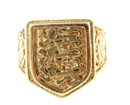 A gentleman's 9ct gold England three lions shield shape signet ring, size T, 9.8g.