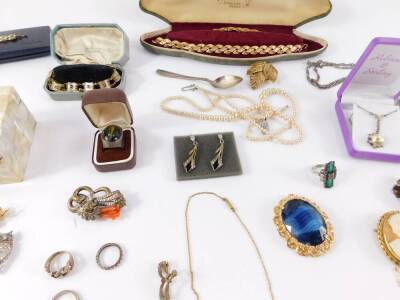 Silver and costume jewellery, including silver charms, cameo brooch, bracelets, simulated pearls, animal brooches and beads. (qty) - 4