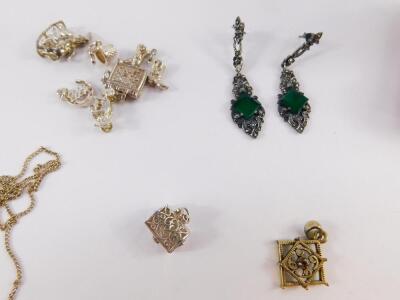 Silver and costume jewellery, including silver charms, cameo brooch, bracelets, simulated pearls, animal brooches and beads. (qty) - 5