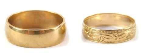 A 9ct gold wedding band, size S, and a further 9ct gold wedding band with engraved floral decoration, size Q, 7.5g. (2)