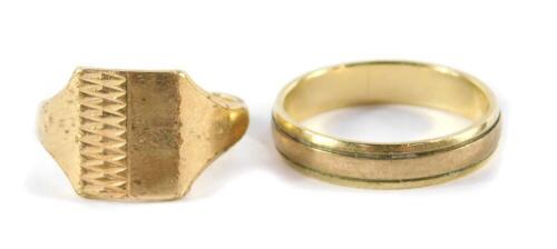 A 9ct gold wedding band, size W, together with a 9ct gold gentleman's signet ring, size S/T, 10.0g.