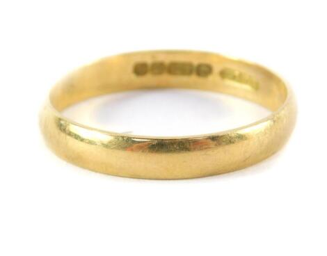 An 18ct gold wedding band, size Q, 2.7g.