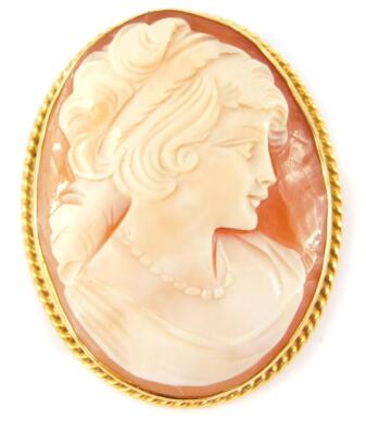 A 9ct gold and shell cameo brooch, bust portrait of a lady, 9.9g.